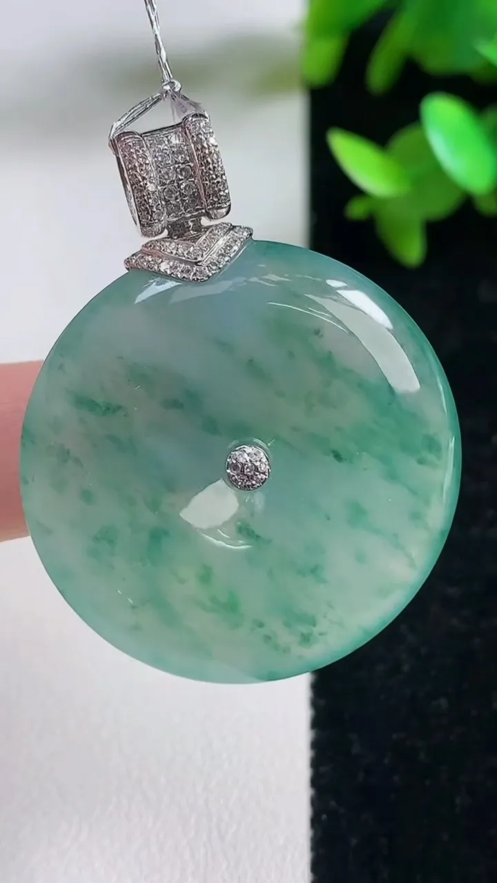 天然A货翡翠种飘花平安扣吊坠，尺寸32.8-6，重量:15.79g
9月11日