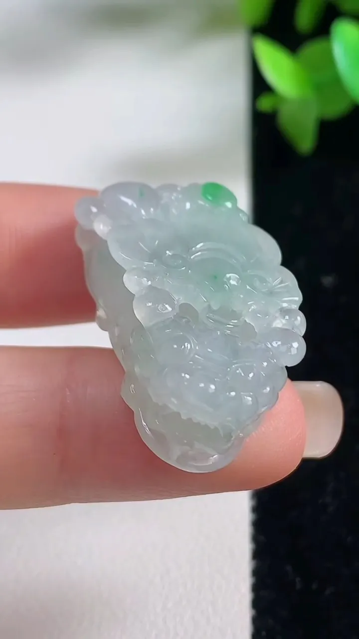 天然A货翡翠貔貅吊坠，尺寸31.3-16.6-10.6，重量:11.49g
9月11日