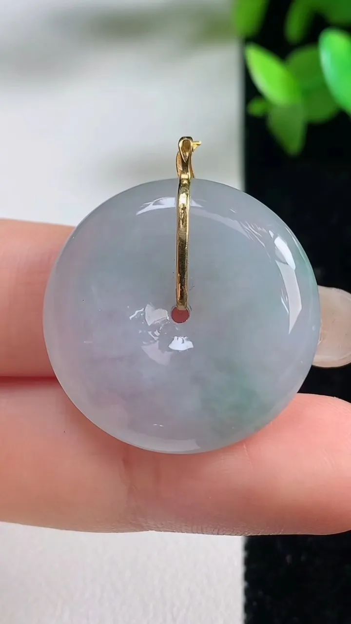 天然A货翡翠种飘花平安扣吊坠，尺寸26.7-6.3，重量:10.00g
9月11日