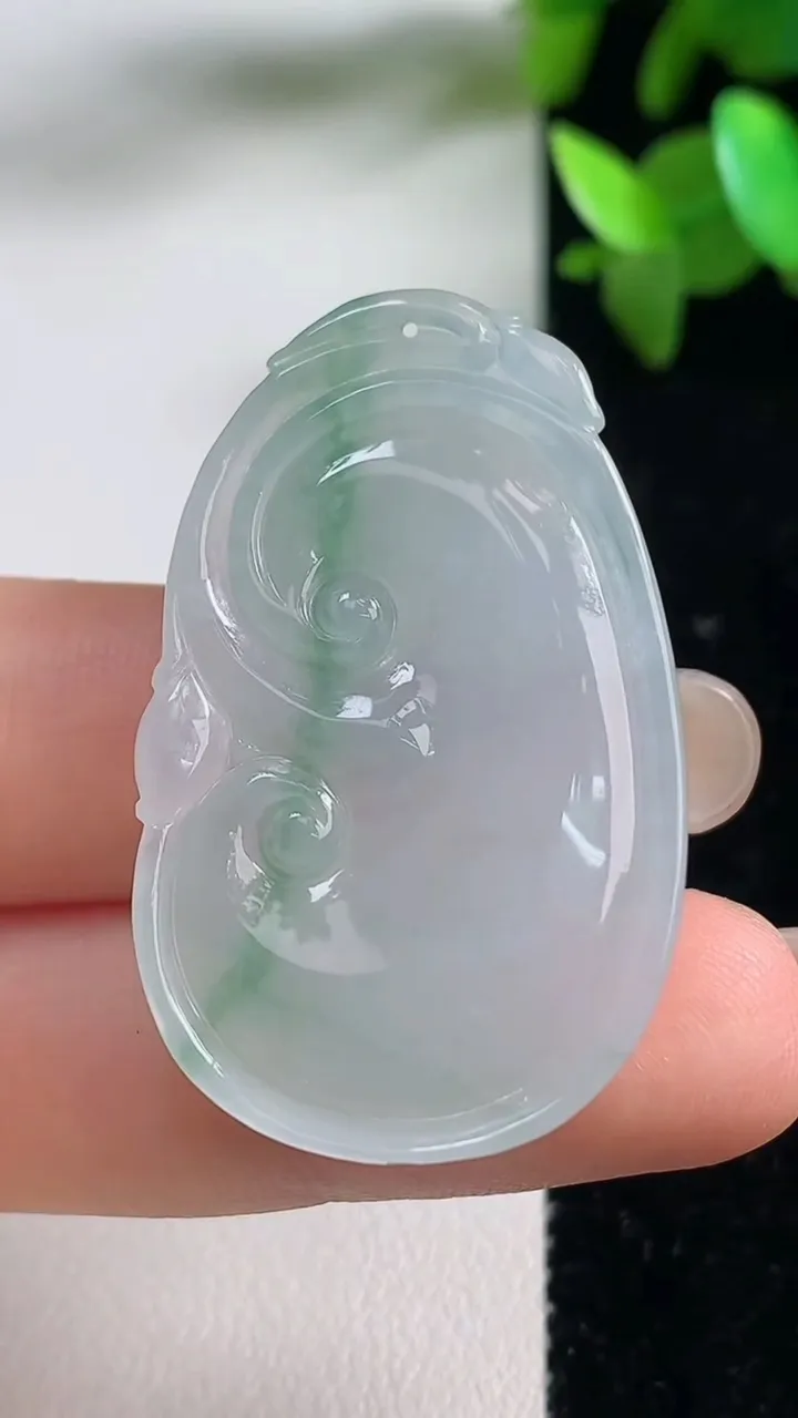 天然A货翡翠如意吊坠，尺寸39.3-24.3-6，重量:10.32g
9月11日