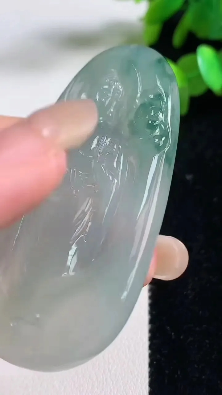 天然A货翡翠冰种飘花阿尼陀佛吊坠，尺寸63.8-32-5.4，重量:24.28g
9月11日