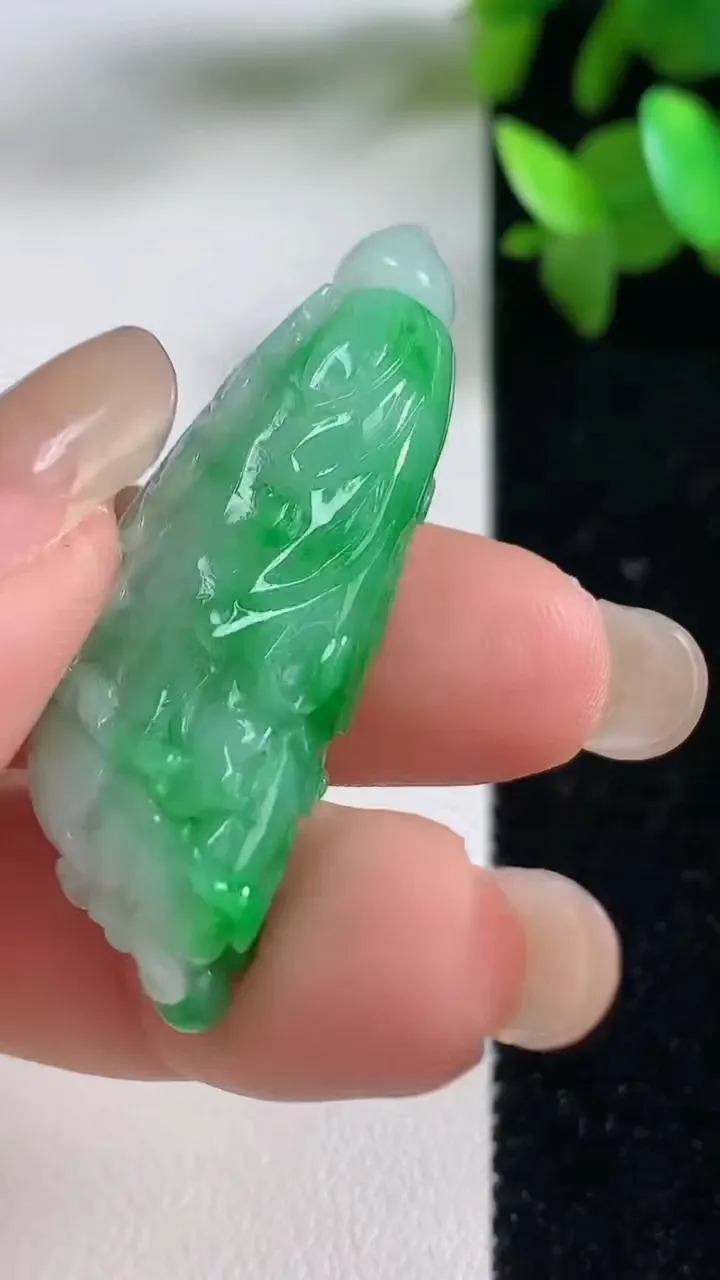 天然A货翡翠白菜吊坠，尺寸43.4-16.6-10，重量:12.90g
9月11日