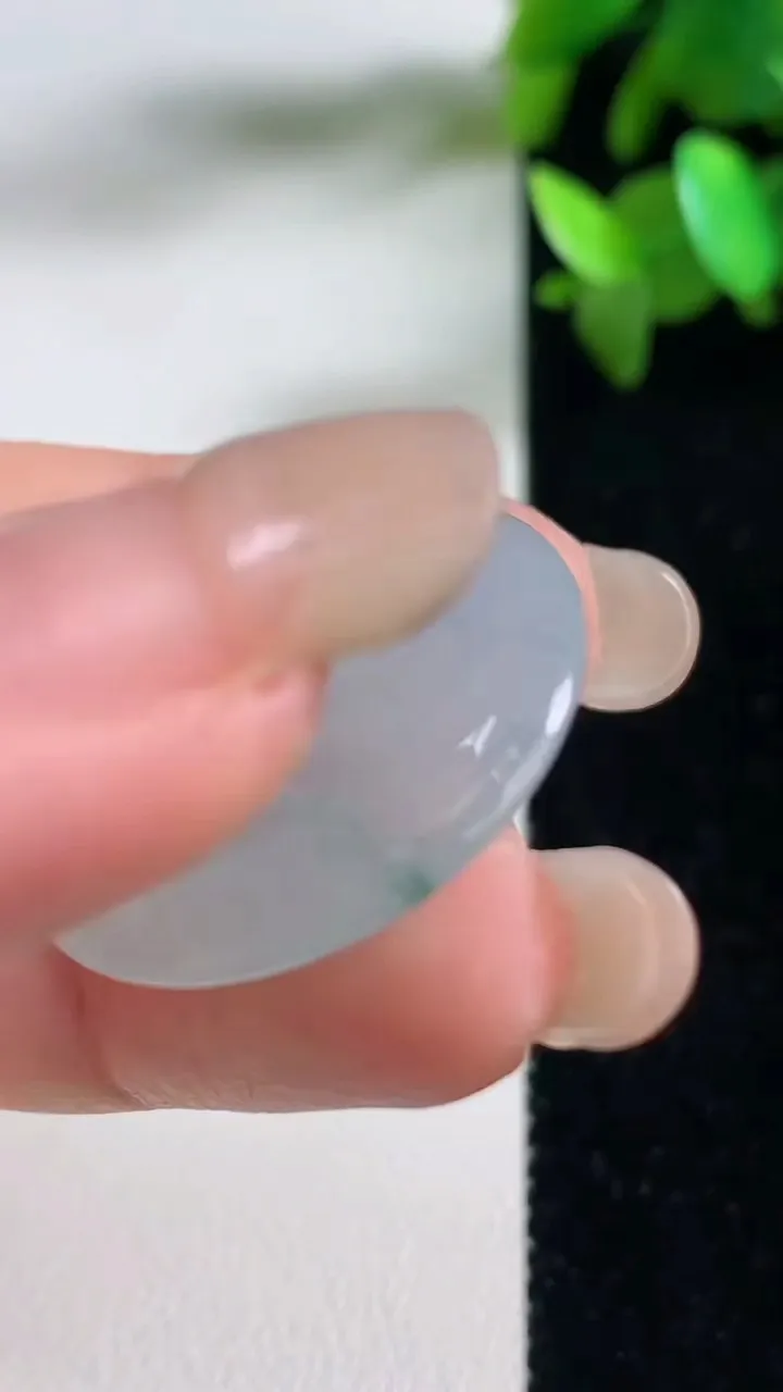 天然A货翡翠冰种飘花平安扣吊坠，尺寸26.7-4.7，重量:7.74g
9月11日