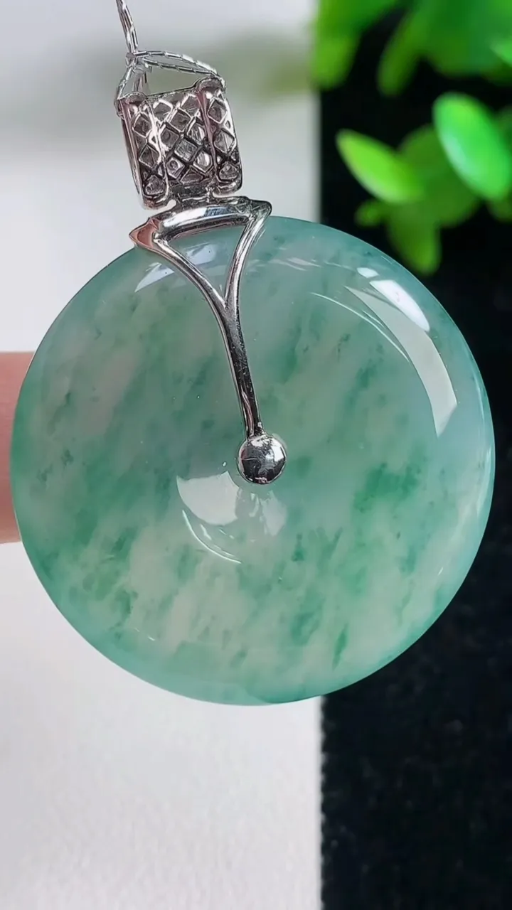 天然A货翡翠种飘花平安扣吊坠，尺寸32.8-6，重量:15.79g
9月11日