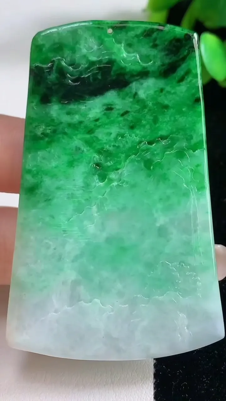 天然A货翡翠山水牌吊坠，尺寸66.7-41.8-5，重量:34.74g
9月11日