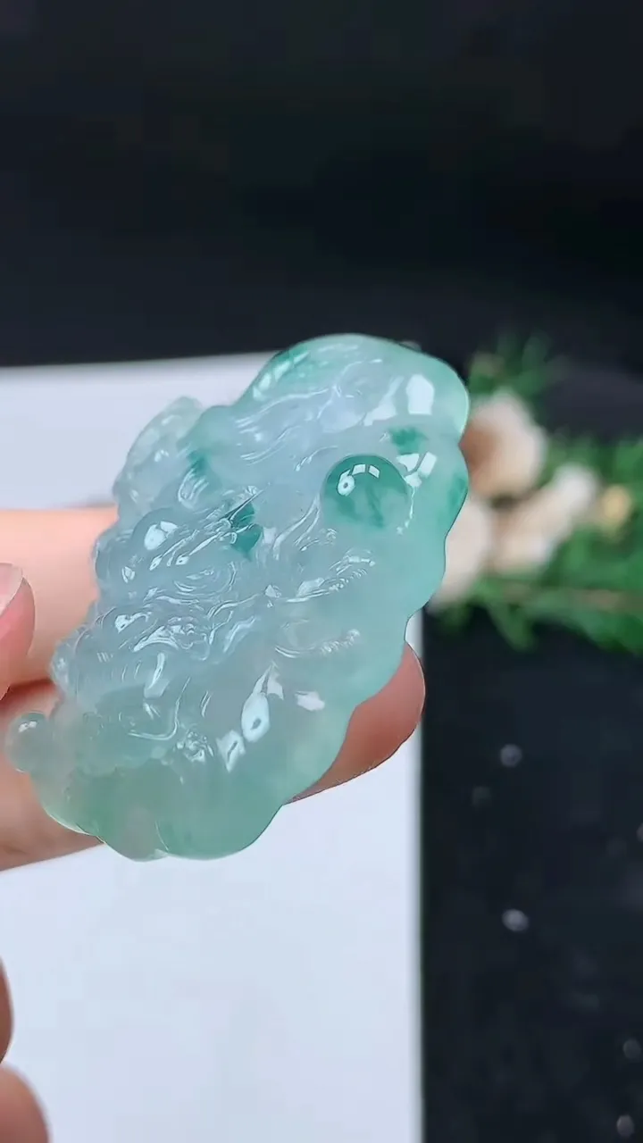 天然A货翡翠飘花龙牌吊坠，尺寸45.9-32-14，重量:33.91g
9月11日