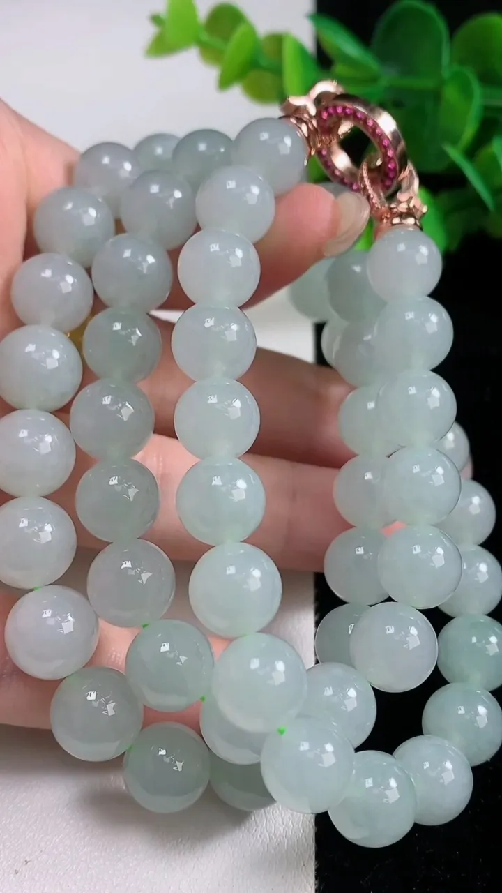 天然A货翡翠圆珠项链，尺寸9.4-57颗，重量:100.64g9月11日
工厂直销收藏佳品,种好水足，色泽均匀，有种有色，上手高大气！