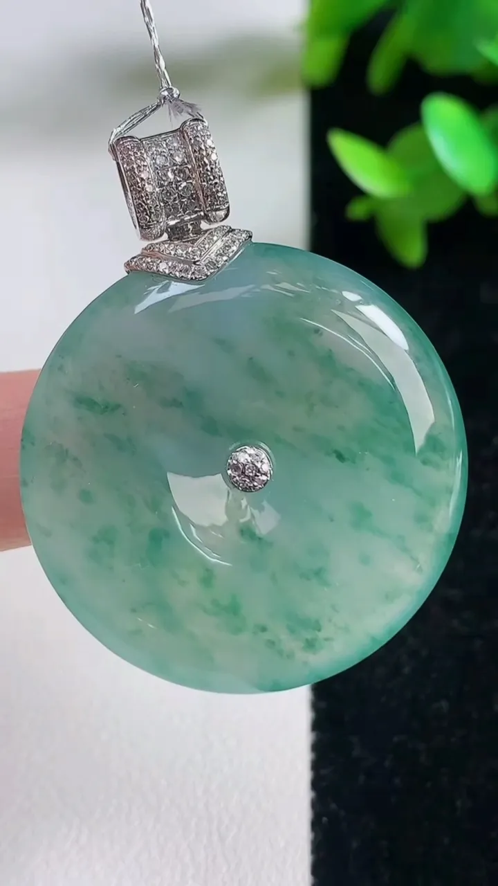 天然A货翡翠种飘花平安扣吊坠，尺寸32.8-6，重量:15.79g
9月11日