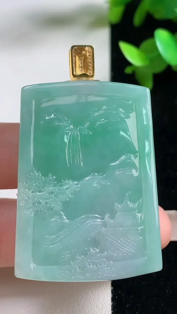 天然A货翡翠山水牌吊坠，尺寸44.3-31.8-8.8，重量:34.04g
9月11日