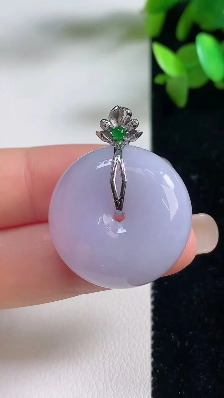 天然A货翡翠18k金紫罗兰平安扣吊坠，尺寸25.2-12.4，重量:18.66g
9月11日