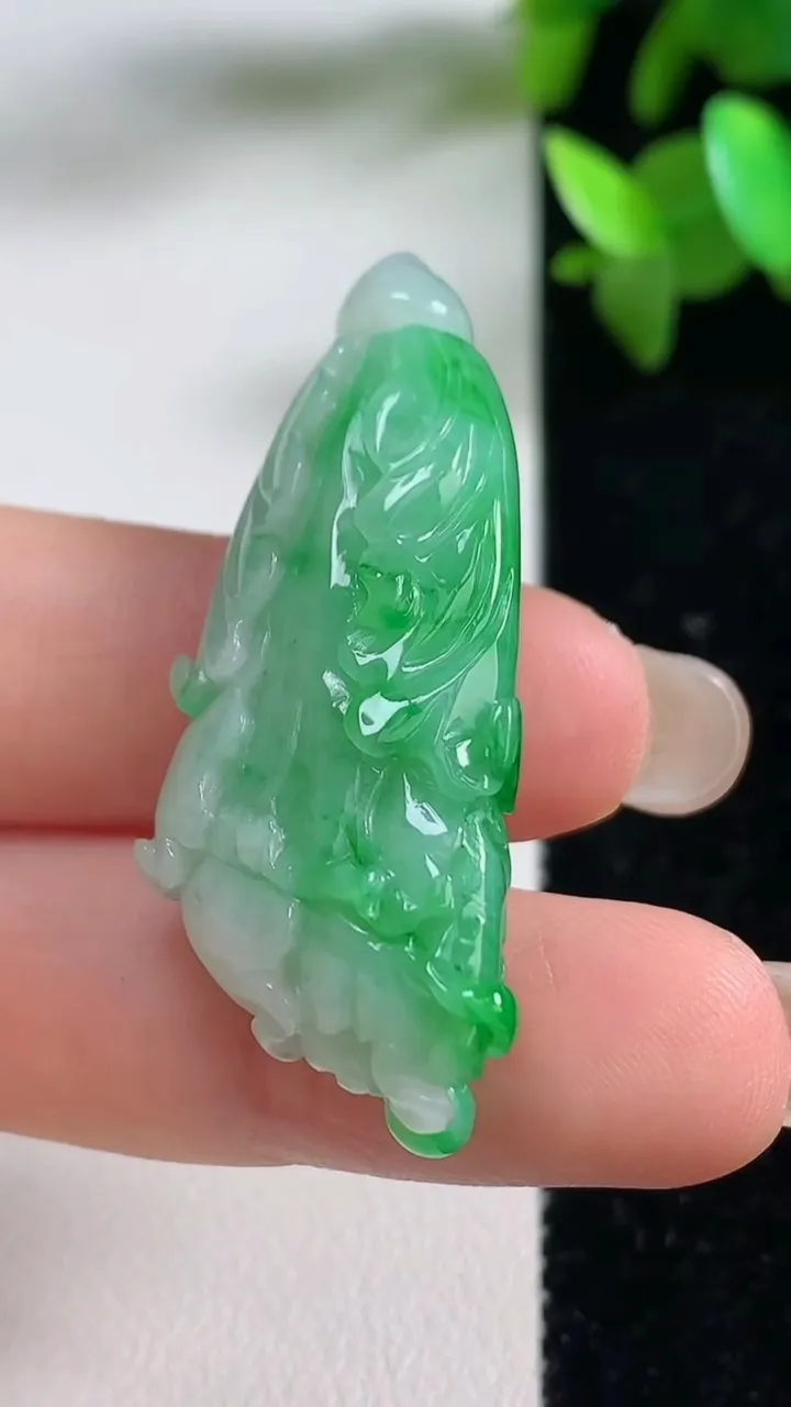 天然A货翡翠白菜吊坠，尺寸43.4-16.6-10，重量:12.90g
9月11日