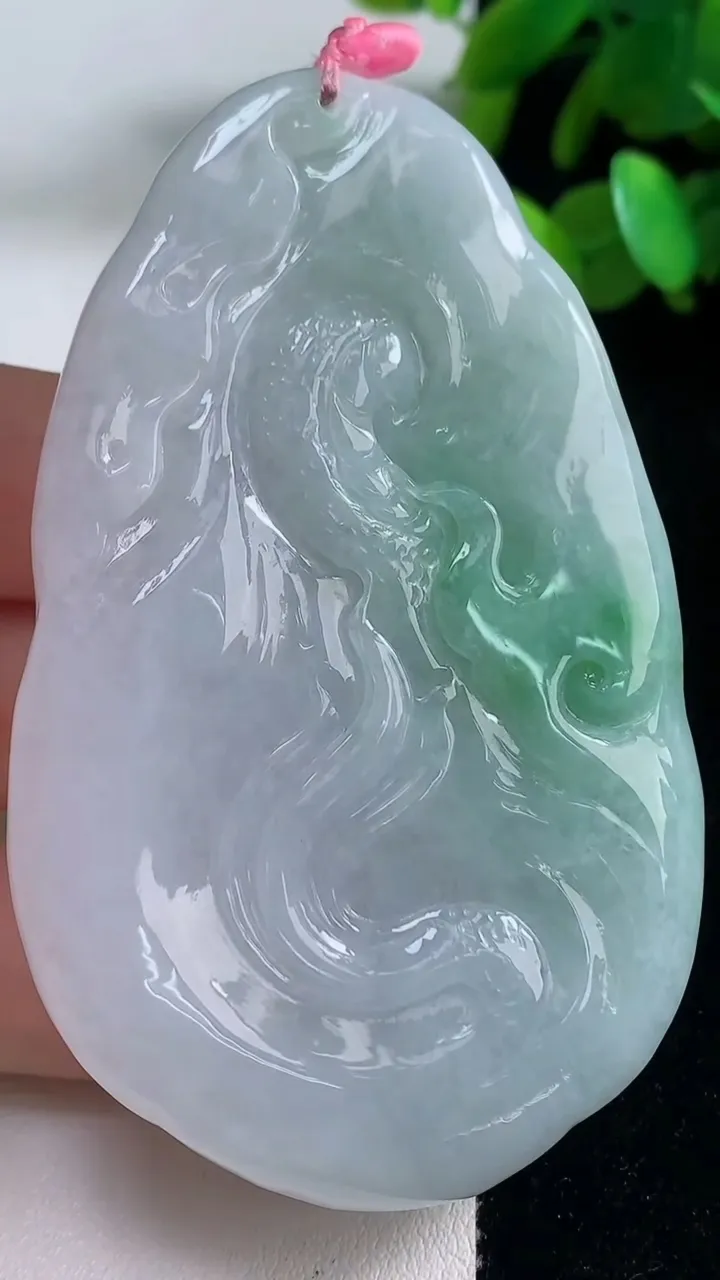 天然A货翡翠龙牌吊坠，尺寸74-45.6-11.8，重量:77.48g
9月11日