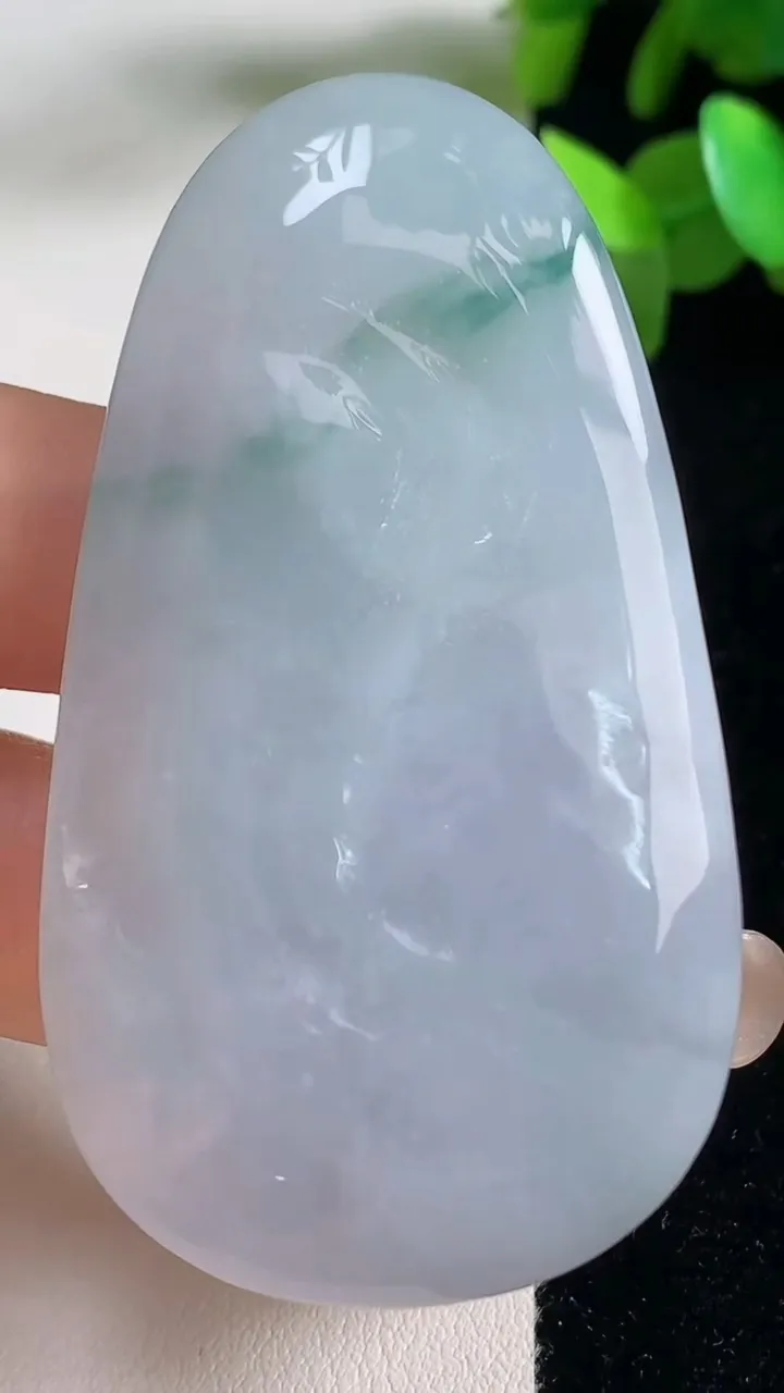 天然A货翡翠飘花素衣观音吊坠，尺寸61.4-34.6-10.7，重量:47.47g
9月11日