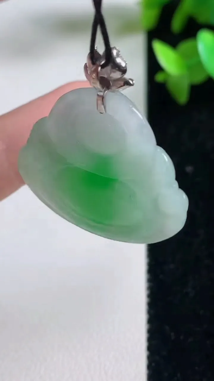 天然A货翡翠佛公吊坠，尺寸27.6-29.5-5.7，重量:7.26g
9月11日