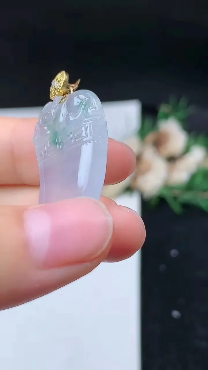 天然A货翡翠狼牙吊坠，尺寸43.4-15.2-5.6，重量:7.76g
9月11日