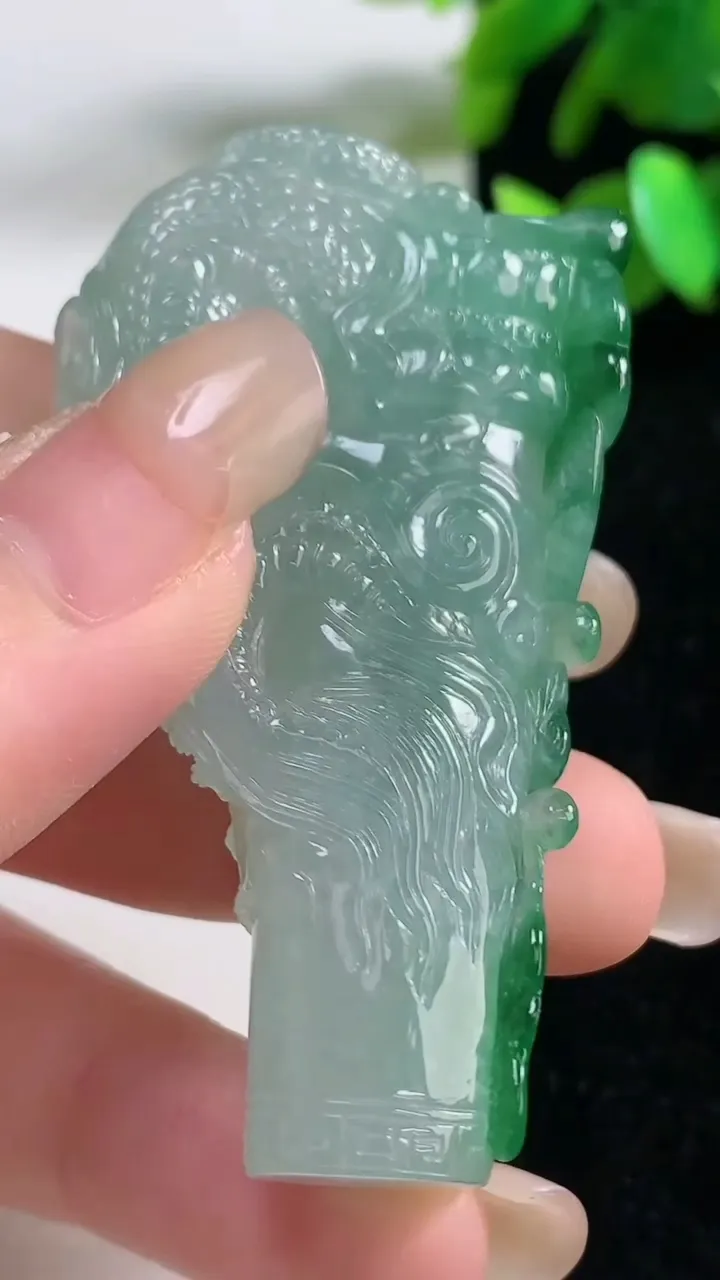 天然A货翡翠龙牌吊坠，尺寸59-32.4-11.2，重量:33.93g
9月11日
