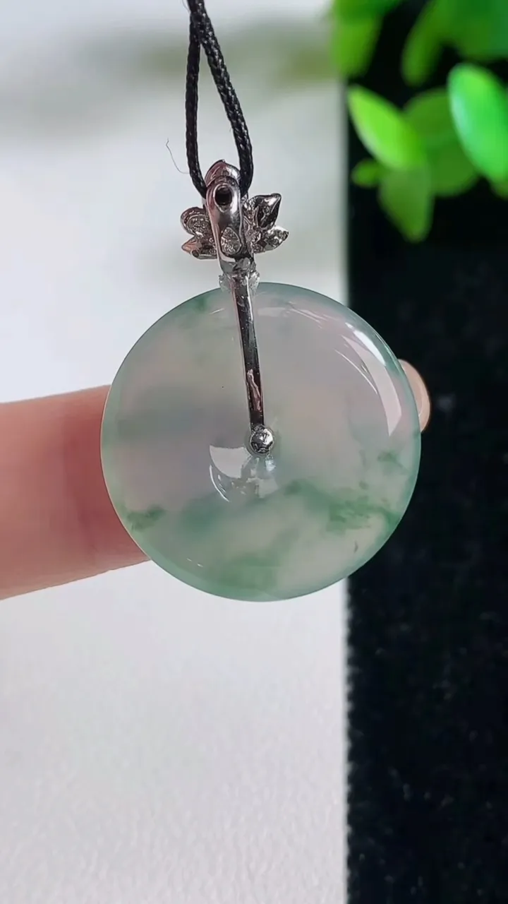 天然A货翡翠种飘花平安扣吊坠，尺寸22-3.6，重量:4.56g
9月11日