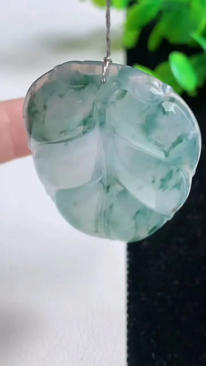 天然A货翡翠种飘花金枝玉叶 叶子吊坠，尺寸48.8-34-5.8，重量:17.62g
9月11日