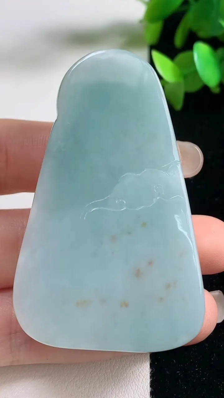 天然A货翡翠观音头吊坠，尺寸60.3-37.2-12.5，重量:49.77g
9月11日