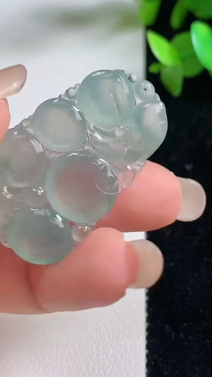 天然A货翡翠冰种飘花生肖猴吊坠，尺寸37.5-23.8-4.7，重量:7.08g
9月11日