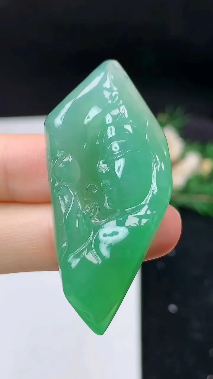 天然A货翡翠观音头吊坠，尺寸50.9-22.9-10.2，重量:19.46g
9月11日