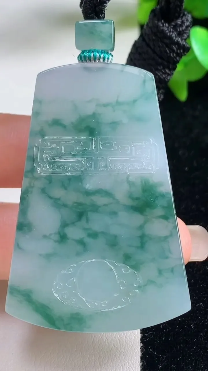 天然A货翡翠种飘花仿古无事牌吊坠，尺寸53.3-34.8-5.6，重量:33.32g
9月11日