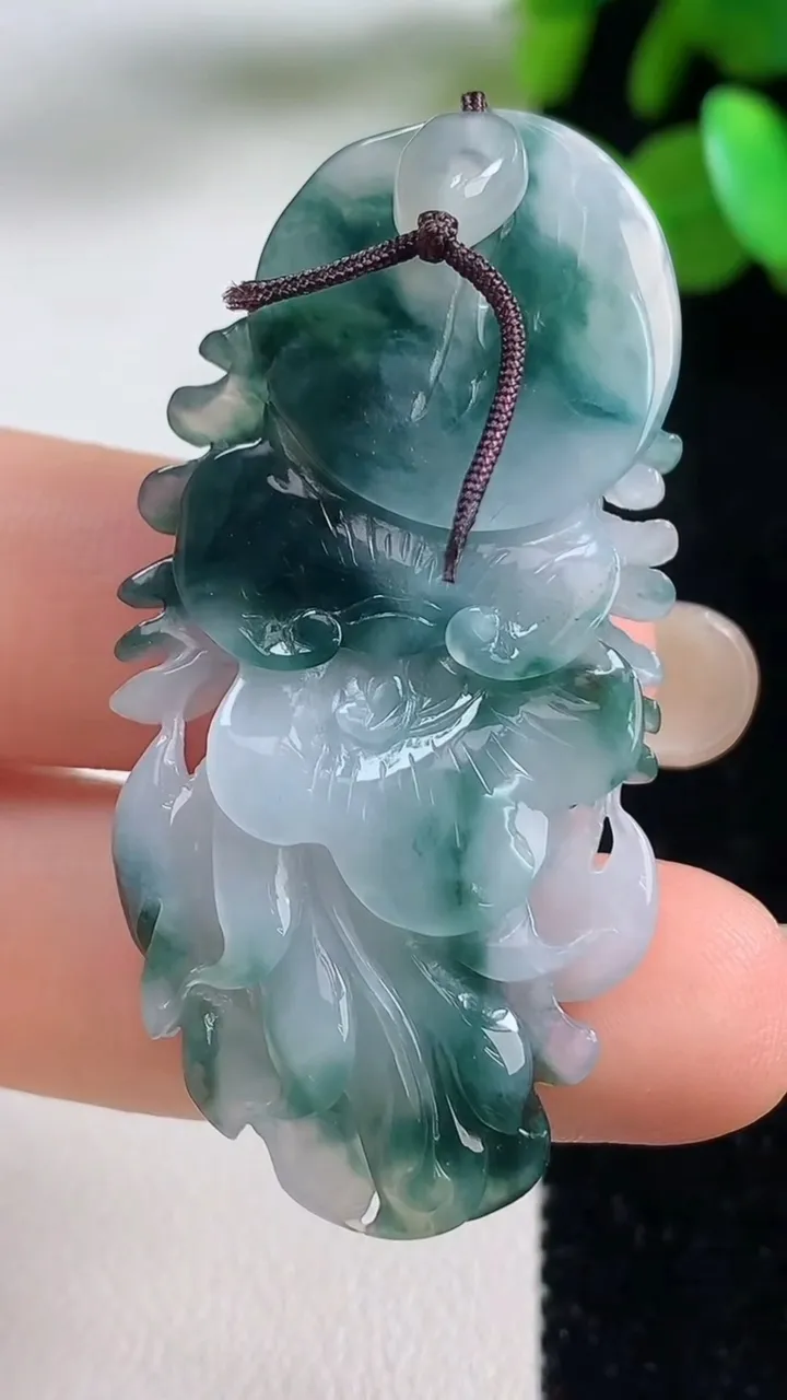 天然A货翡翠冰种飘花凤凰吊坠，尺寸49.5-24.7-7.2，重量:11.84g
9月11日