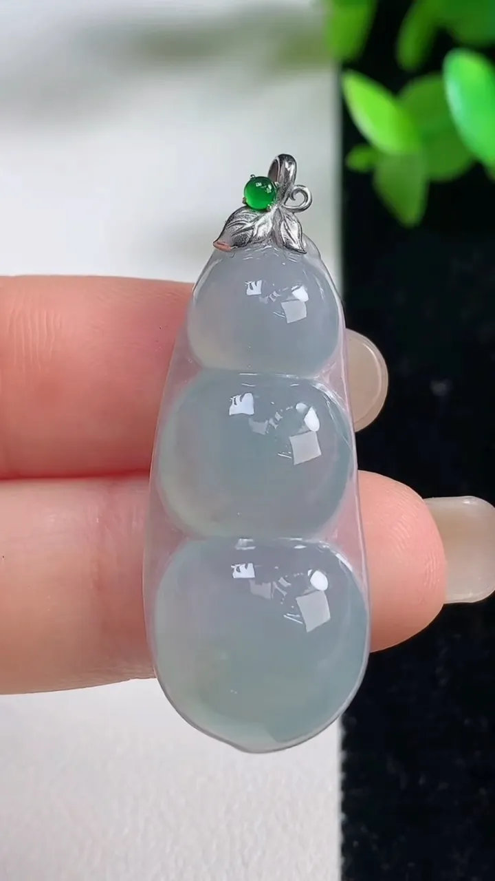 天然A货翡翠种飘花福豆吊坠，尺寸36.5-15.5-5.5，重量:5.32g
9月11日