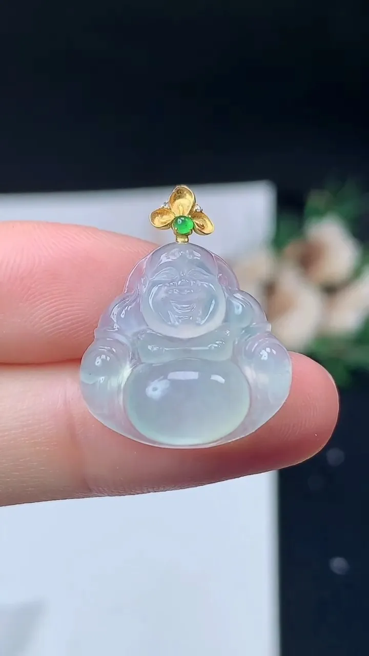 天然A货翡翠白冰佛公吊坠，尺寸18.2-19.2-5.5，重量:3.10g
9月11日