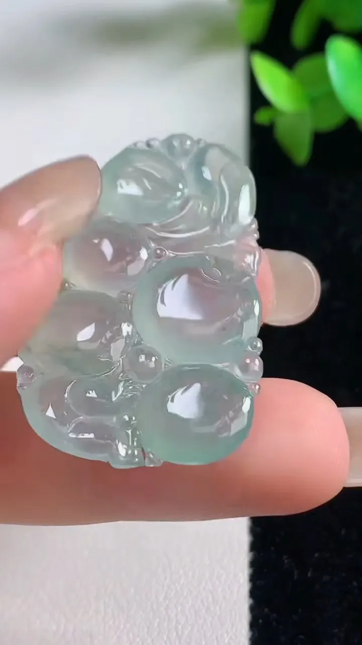 天然A货翡翠冰种飘花生肖猴吊坠，尺寸37.5-23.8-4.7，重量:7.08g
9月11日