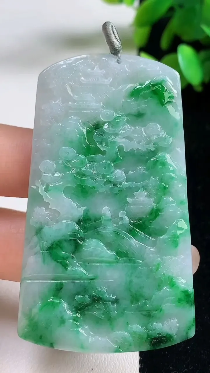 天然A货翡翠山水牌吊坠，尺寸63-36.4-3.7，重量:25.35g
9月11日