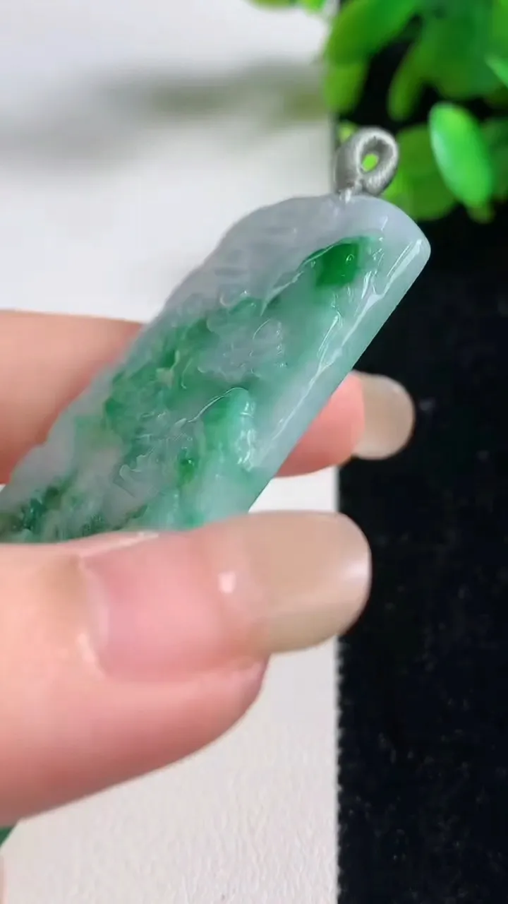 天然A货翡翠山水牌吊坠，尺寸63-36.4-3.7，重量:25.35g
9月11日