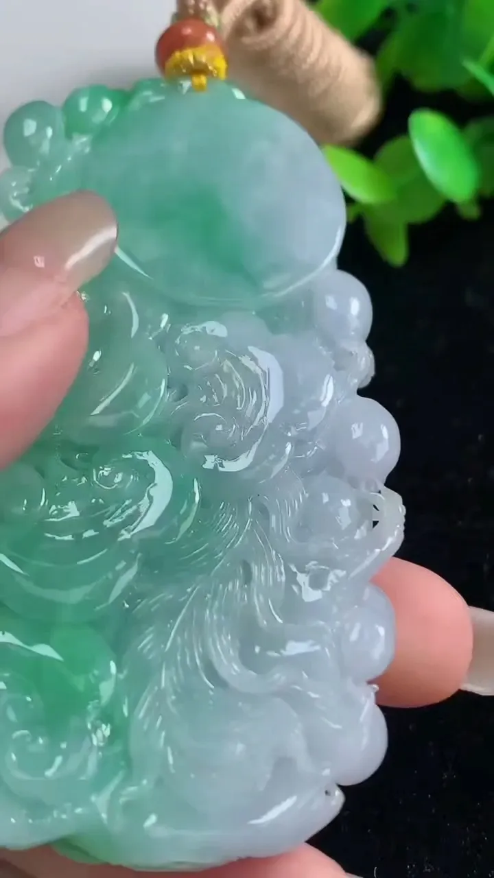 天然A货翡翠凤凰吊坠一对，尺寸74.2-40.6-13，重量:89.50g
9月11日
