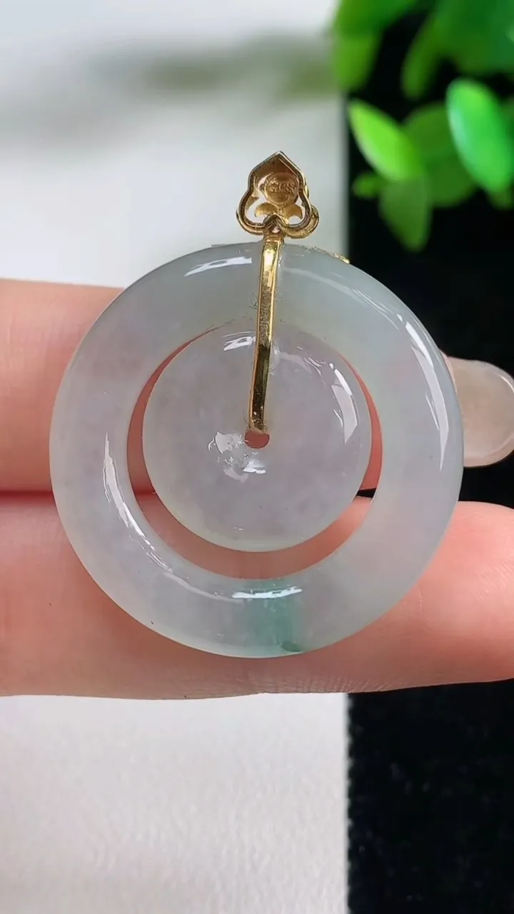 天然A货翡翠种飘花母子平安扣吊坠，尺寸29-4.5，重量:8.91g
9月11日