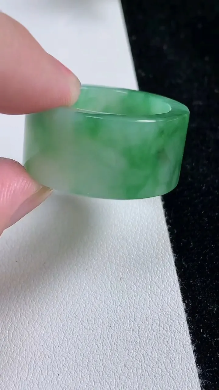 天然A货翡翠指环扳指，尺寸23.5-14.2-3.5，重量:15.81g2025年9月12日
工厂直销收藏佳品,种好水足，色泽均匀，有种有色，上手高大气！