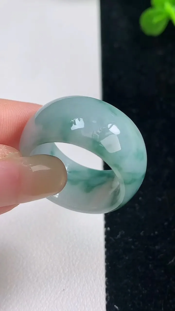 天然A货翡翠飘花指环扳指，尺寸20.5-13-4，重:10.46g2025年9月12日
工厂直销收藏佳品,种好水足，色泽均匀，有种有色，上手高大气！