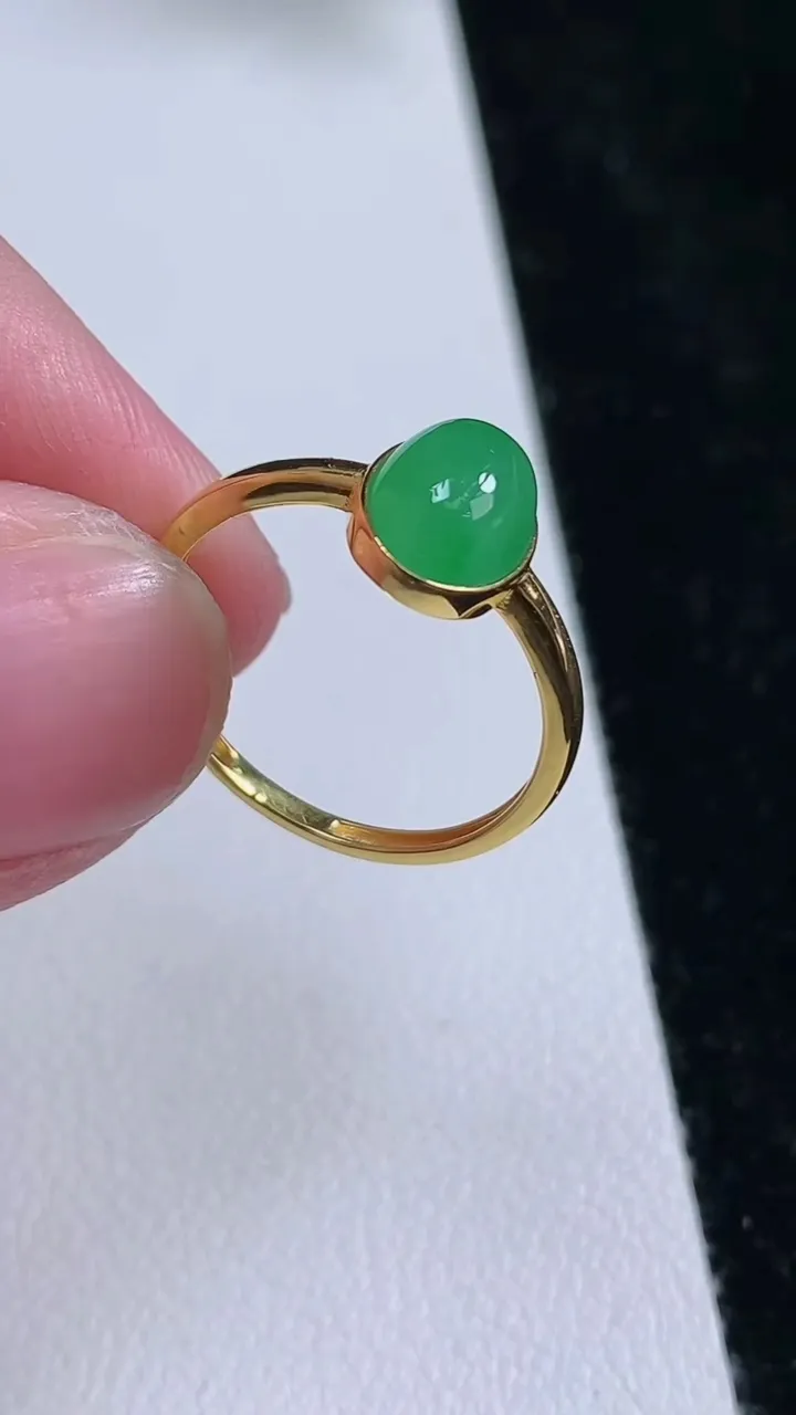 天然A货翡翠蛋面戒指，尺寸17.3-9-7，重量:1.53g2025年9月12日
工厂直销收藏佳品,种好水足，色泽均匀，有种有色，上手高大气！