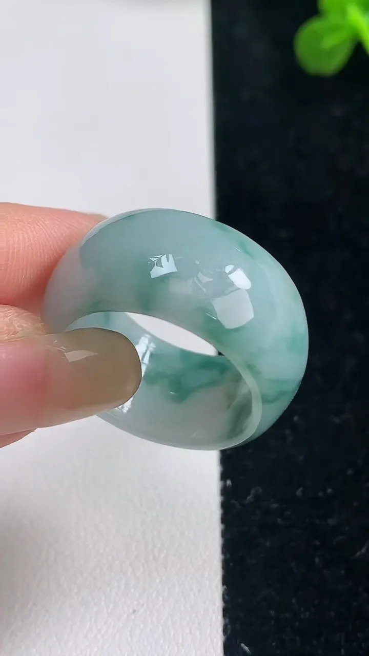 天然A货翡翠飘花指环扳指，尺寸20.5-13-4，重:10.46g2025年9月12日
工厂直销收藏佳品,种好水足，色泽均匀，有种有色，上手高大气！
