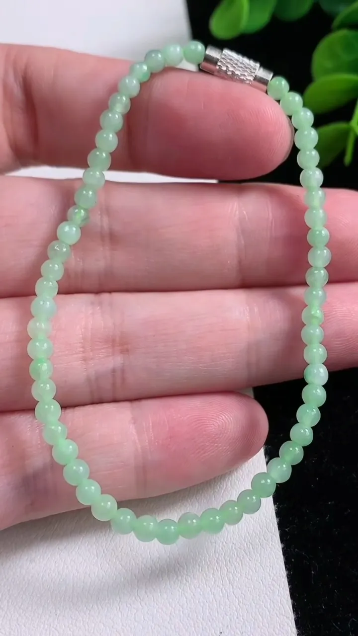 天然A货翡翠小米珠手串，尺寸3.3-55颗，重量:4.48g9月12日
工厂直销收藏佳品,种好水足，色泽均匀，有种有色，上手高大气！
