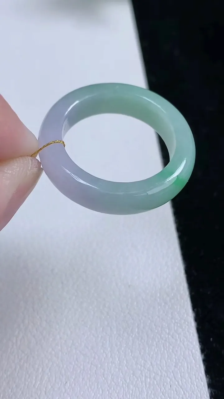 天然A货翡翠指环戒指，尺寸19-5.6-3.4，重量:4.42g2025年9月12日
工厂直销收藏佳品,种好水足，色泽均匀，有种有色，上手高大气！