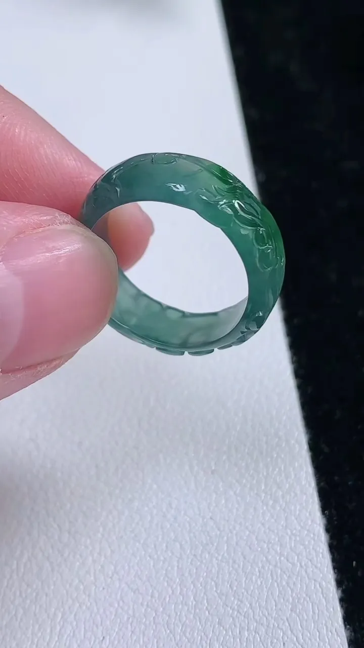 天然A货翡翠雕花指环戒指，尺寸17.2-6-2，重量:2.55g2025年9月12日
工厂直销收藏佳品,种好水足，色泽均匀，有种有色，上手高大气！