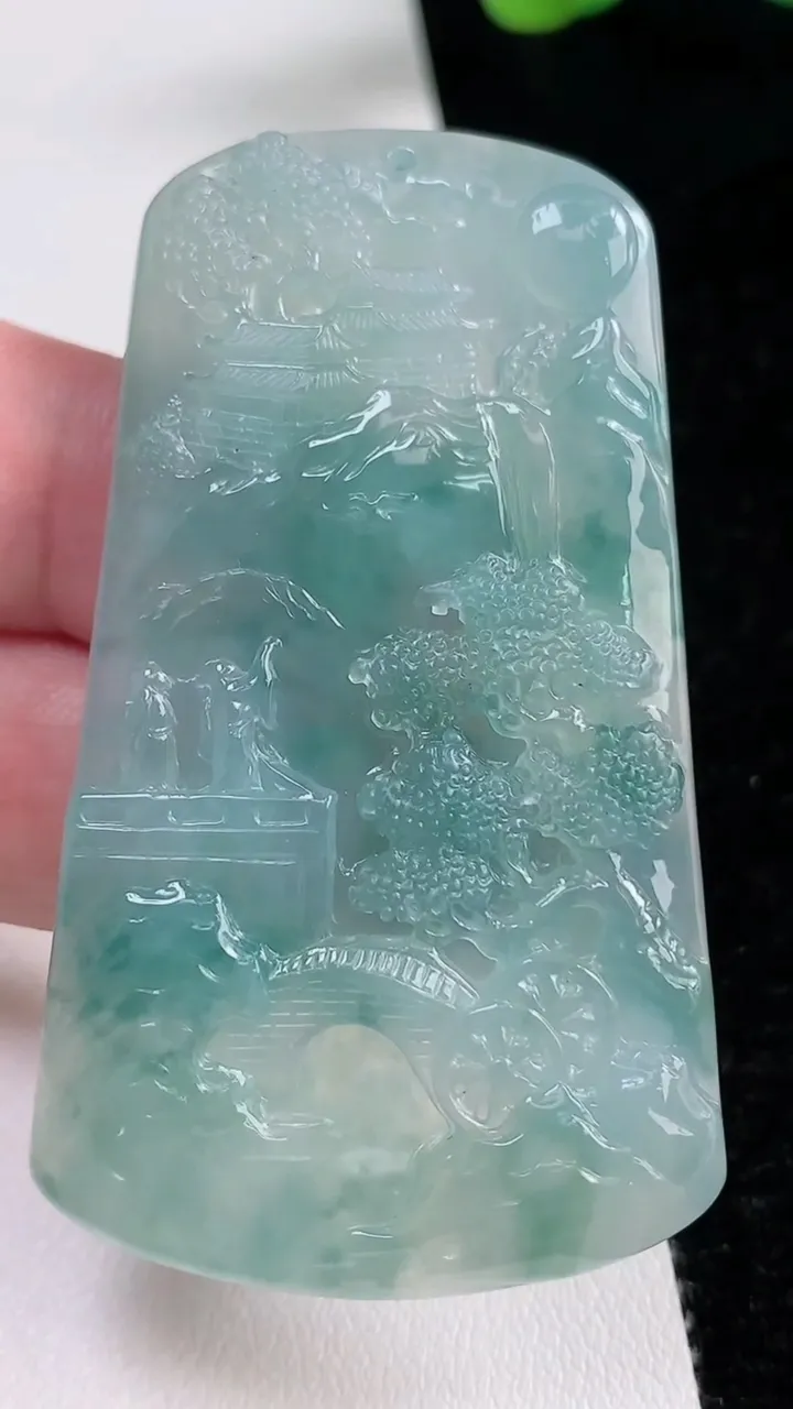 天然A货翡翠种飘花山水牌吊坠，尺寸62-36.3-5.5，重量:28.82g
9月12日
