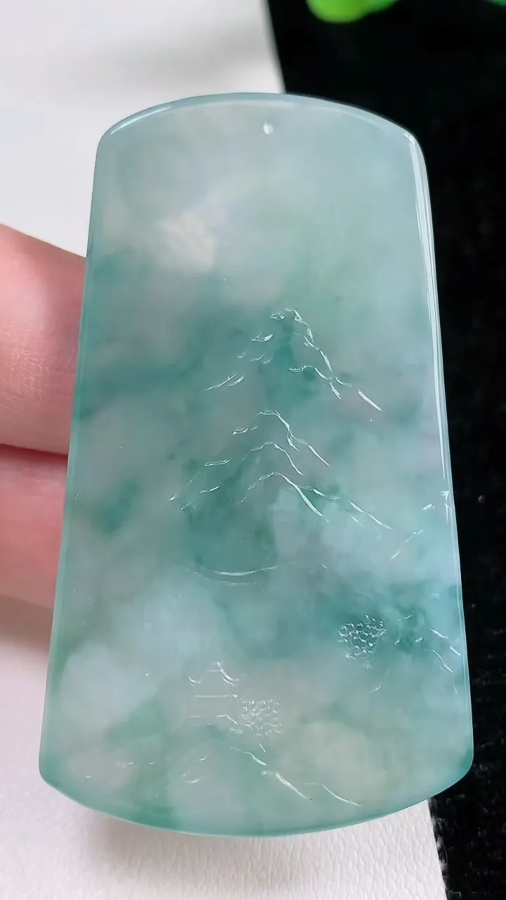 天然A货翡翠种飘花山水牌吊坠，尺寸62-36.3-5.5，重量:28.82g
9月12日