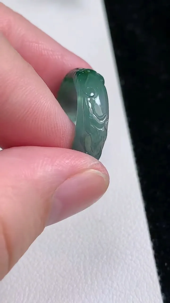 天然A货翡翠雕花指环戒指，尺寸17.2-6-2，重量:2.55g2025年9月12日
工厂直销收藏佳品,种好水足，色泽均匀，有种有色，上手高大气！