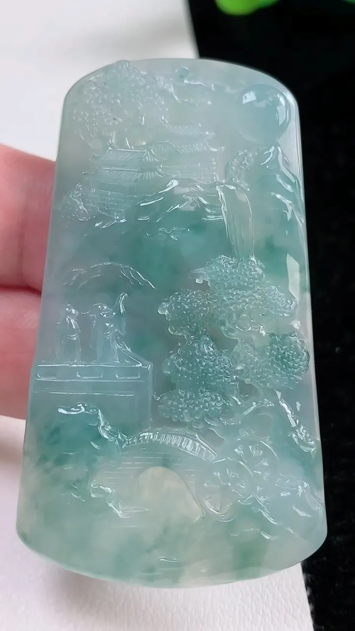 天然A货翡翠种飘花山水牌吊坠，尺寸62-36.3-5.5，重量:28.82g
9月12日