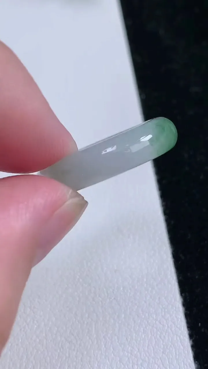 天然A货翡翠冰种飘花指环戒指，尺寸17.6-5.2-2.9，重量:3.33g2025年9月12日
工厂直销收藏佳品,种好水足，色泽均匀，有种有色，上手高大气！