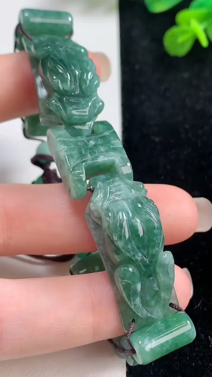 天然A货翡翠龙头手串，尺寸32.7-13.6-14，重:37.77g9月12日
工厂直销收藏佳品,种好水足，色泽均匀，有种有色，上手高大气！