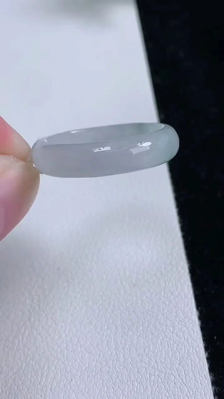 天然A货翡翠冰种飘花指环戒指，尺寸20.5-5.3-2.4，重量:3.07g2025年9月12日
工厂直销收藏佳品,种好水足，色泽均匀，有种有色，上手高大气！