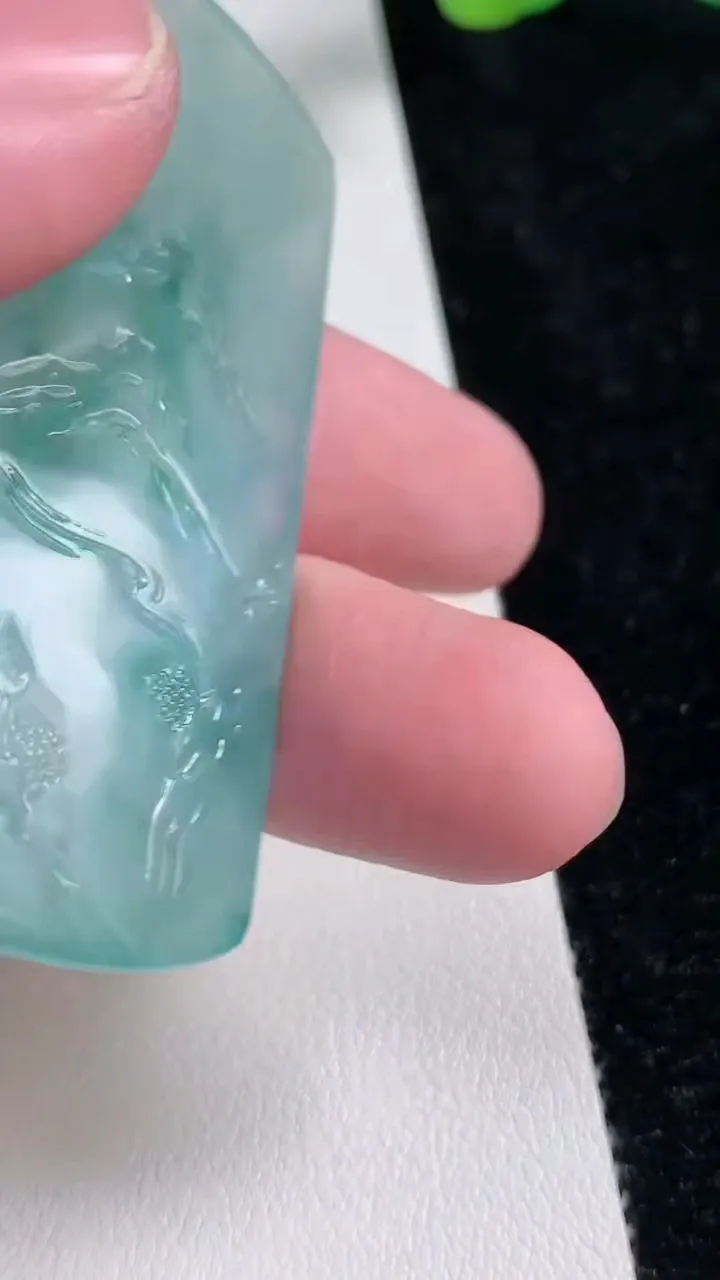 天然A货翡翠种飘花山水牌吊坠，尺寸62-36.3-5.5，重量:28.82g
9月12日