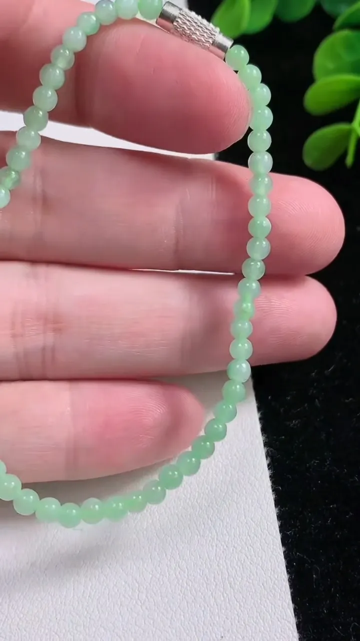 天然A货翡翠小米珠手串，尺寸3.3-55颗，重量:4.48g9月12日
工厂直销收藏佳品,种好水足，色泽均匀，有种有色，上手高大气！